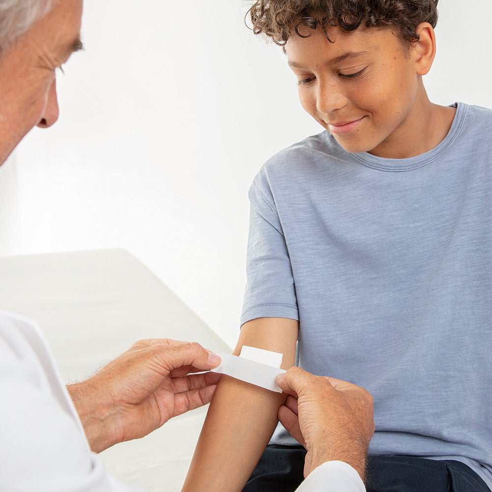 Leukosilk, pansement en rouleau, dans son anneau de protection – en utilisation