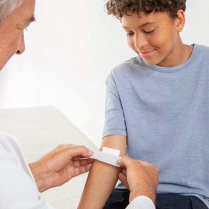 Leukosilk, pansement en rouleau, dans son anneau de protection – en utilisation