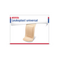 La boîte de pansements Leukoplast® Universal Strips de BSN Medical GmbH montre sur le devant un seul pansement adhésif beige. Le design se compose d'un fond blanc avec des accents rouges et bleus et le nom de la marque en haut. Ces pansements sont résistants à l'eau et à la saleté et offrent une protection fiable.