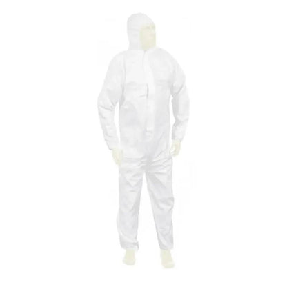 Une personne porte une combinaison de protection blanche Meditrade Suavel® Yeti à capuche, qui recouvre entièrement le corps, et se tient devant un fond blanc. La combinaison semble légère et conçue pour assurer la sécurité.