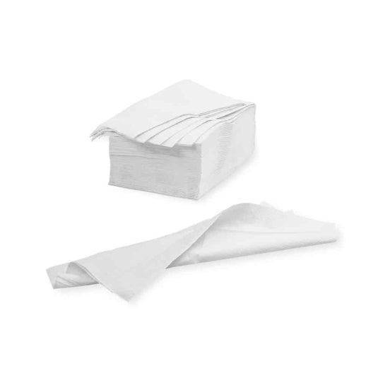 On voit une pile de lingettes blanches pliées Meditrade – 39 x 30 cm | boîte (lot de 20 paquets) de la société Meditrade GmbH, sur un fond blanc uni. Une lingette est dépliée et posée devant la pile, de manière à montrer sa taille réelle et à mettre en valeur sa composition en cellulose de haute qualité.