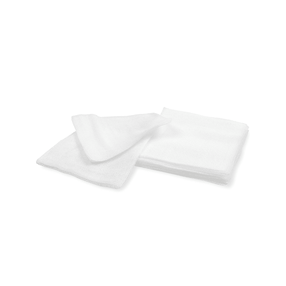 Deux serviettes blanches pliées sur un fond blanc simple. Une serviette est partiellement posée sur l'autre, ce qui montre leur texture douce et leur similitude avec la compresse de gaze Meditrade BeeSana® dans les établissements médicaux de Meditrade GmbH.