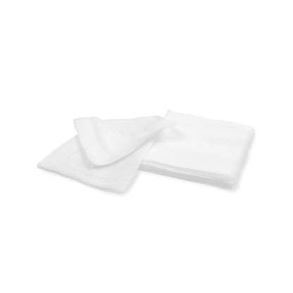 Deux serviettes blanches pliées sur un fond blanc simple. Une serviette est partiellement posée sur l'autre, ce qui montre leur texture douce et leur similitude avec la compresse de gaze Meditrade BeeSana® dans les établissements médicaux de Meditrade GmbH.