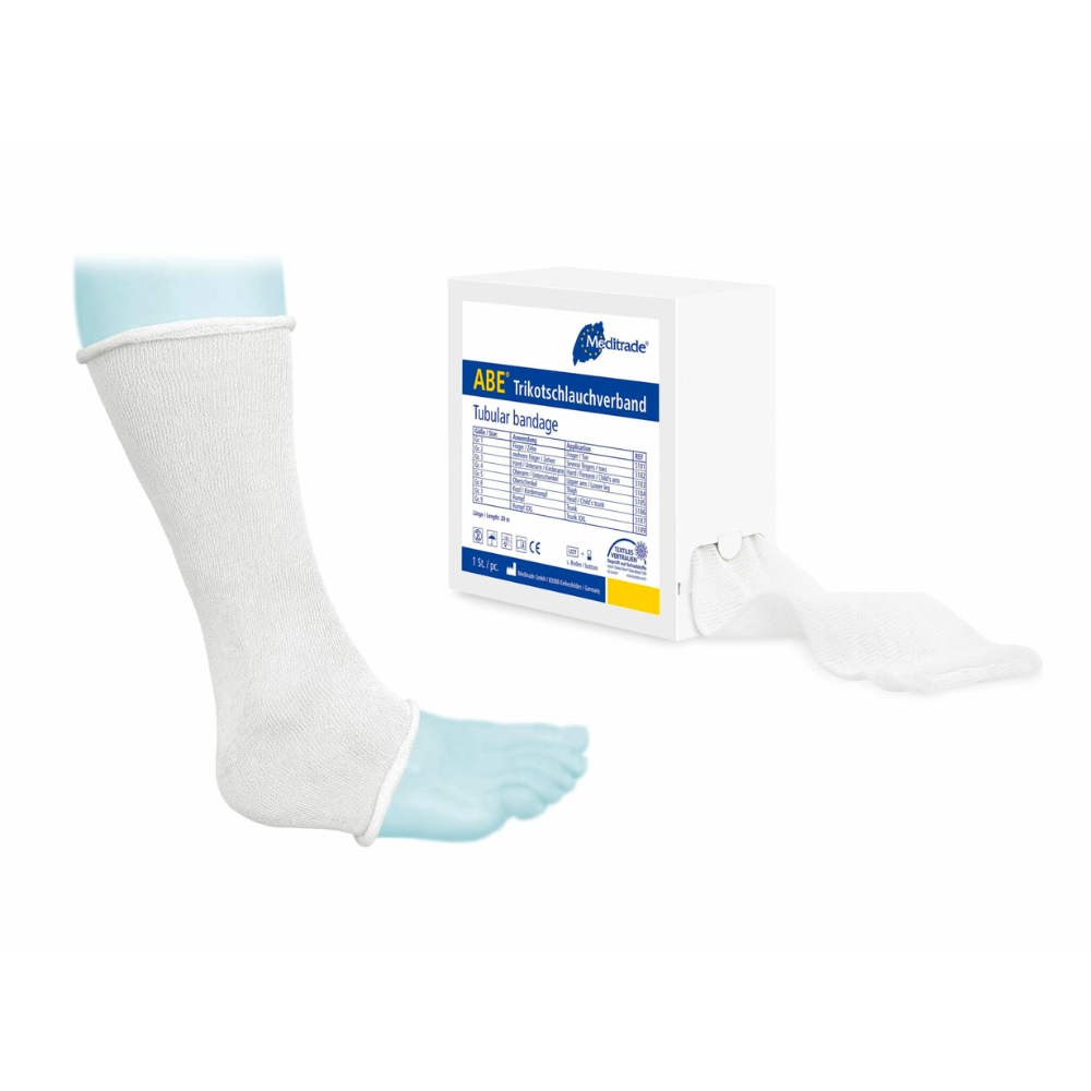 Un pied avec un bandage tubulaire Meditrade ABE® blanc à côté d'une boîte avec l'inscription « abe 7,6x11cm bandage tubulaire » et une main gantée démontre l'application de