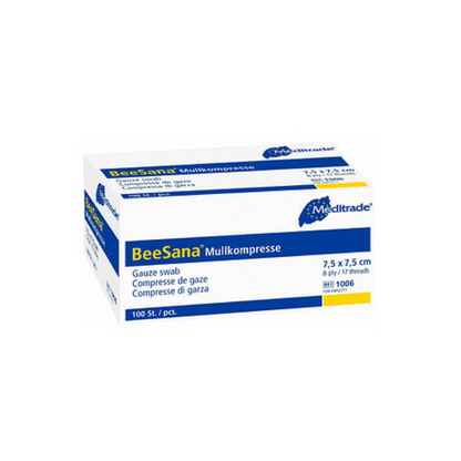 La boîte de compresses de gaze Meditrade BeeSana® est exposée, idéale pour un soin efficace des plaies. L'emballage est principalement blanc avec des accents bleus et jaunes et indique la taille de 7,5 x 7,5 cm. Elle contient 100 pièces stériles et est donc parfaite pour tout besoin médical en gaze.
