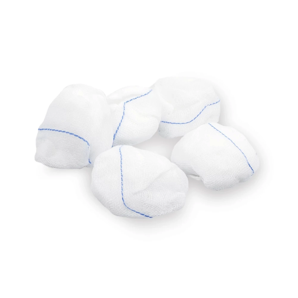 Cinq tampons de gaze Meditrade BeeSana® blancs avec couture bleue, disposés côte à côte sur un fond blanc simple.