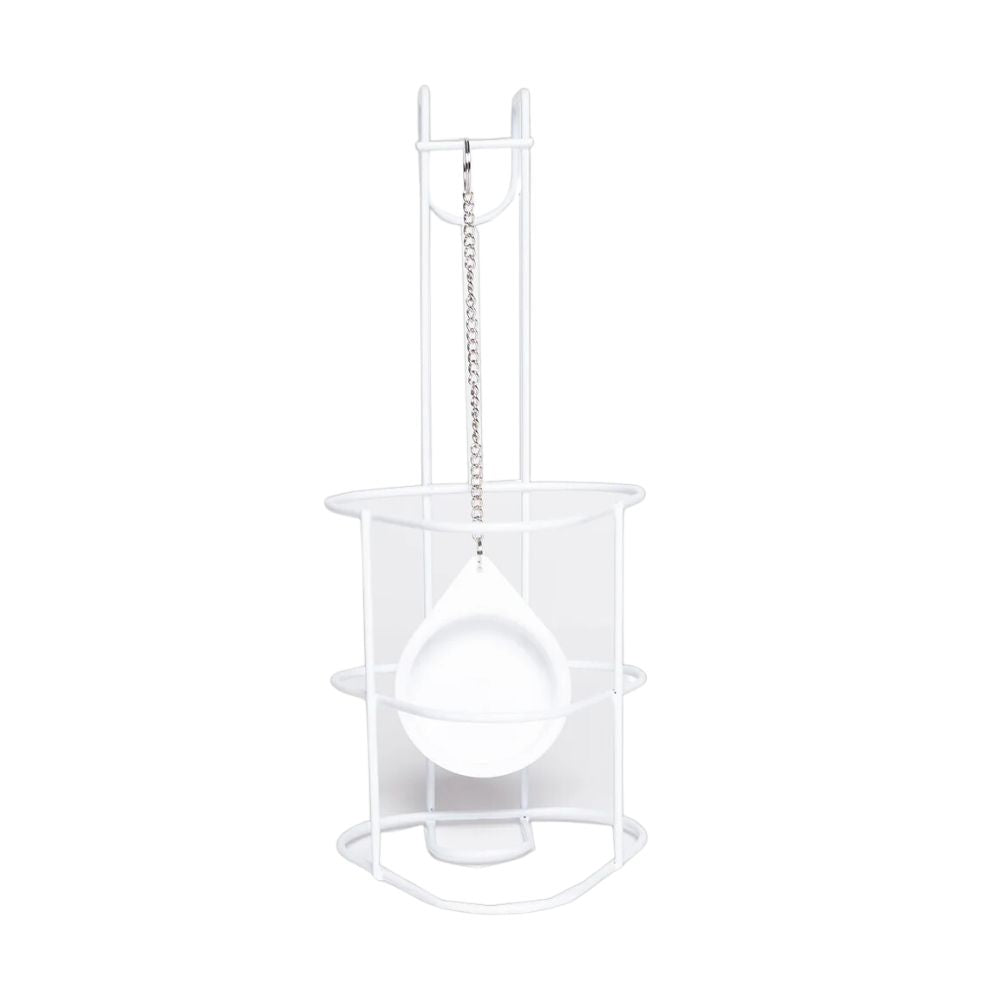 Le support métallique blanc est un porte-bouteille d'urine minimaliste de Meditrade GmbH, semblable à un support de louche avec suspension par chaîne. Sa base ronde et ses supports verticaux le rendent idéal pour les lits de soins et allient harmonieusement forme et fonction.