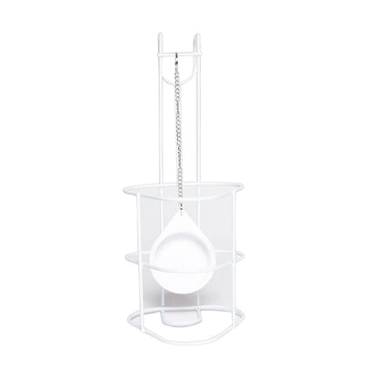 Le support métallique blanc est un porte-bouteille d'urine minimaliste de Meditrade GmbH, semblable à un support de louche avec suspension par chaîne. Sa base ronde et ses supports verticaux le rendent idéal pour les lits de soins et allient harmonieusement forme et fonction.