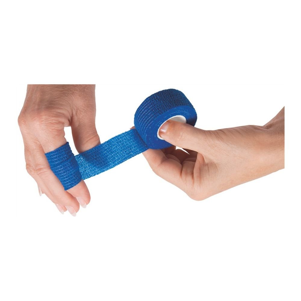 Deux mains enroulent un bandage pour doigt bleu BeeSana© SafeCut de Meditrade GmbH autour d'un doigt. Une main tient le rouleau tandis que l'autre fixe le bandage élastique et sans latex au doigt.