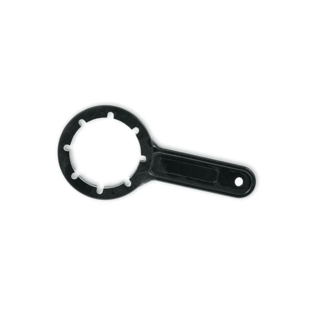 La clé de bidon de Meditrade GmbH est fabriquée de manière ergonomique en plastique noir et possède une tête ronde avec six dents et une poignée plate avec un trou pour une manipulation facile. Cet outil est idéal pour ouvrir des conteneurs de 5 litres ou 10 litres et est présenté sur un fond blanc.