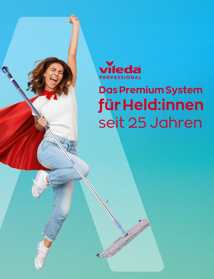 Der Banner zeigt eine fröhliche Frau, die mit einem Wischmopp tanzt und ein rotes Superhelden-Cape trägt. Sie feiert die 25-jährige Erfolgsgeschichte des Vileda Professional Swep-Systems. Der Slogan „Das Premium System für Held:innnen seit 25 Jahren“ ist in großen, auffälligen Buchstaben zu sehen, wobei das Vileda Professional Logo oben links positioniert ist. Der Hintergrund ist ein leuchtendes Blau, das dem Bild eine dynamische und moderne Ausstrahlung verleiht.