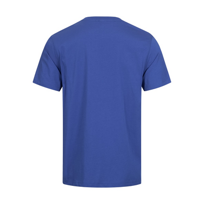 L'image montre la vue arrière d'un T-shirt NITRAS MOTION TEX LIGHT de AS Arbeitsschutz GmbH en bleu simple. Il est composé de coton certifié OEKO-TEX, a un col rond et des manches courtes, et est visible sur un fond blanc éclatant.