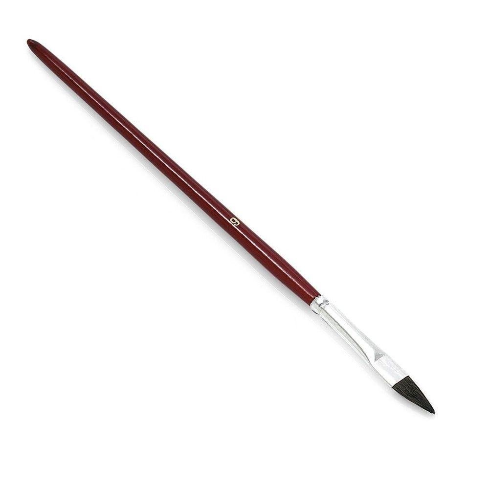 Un pinceau de retouche Nölle Profi Brush de Nölle Profi Brush Bürsten- & Pinseltechnik e.K. avec un long manche rouge foncé, une virole en fer-blanc et un mélange de poils naturels fins est illustré sur un fond blanc pour la précision.
