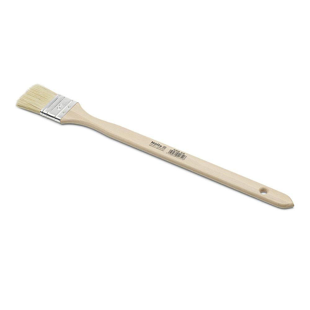 Le pinceau pour radiateur Nölle Profi Brush dispose d'un long manche en bois avec un petit trou de suspension, des poils naturels clairs et une virole en métal, le tout fabriqué dans l'artisanat de Nölle Profi Brush Bürsten- & Pinseltechnik e.K.