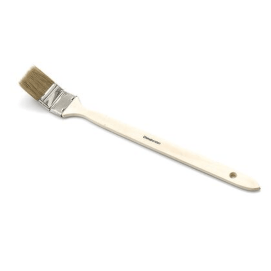 La brosse pour radiateurs industriels Nölle Profi Brush, fabriquée par Nölle Profi Brush Bürsten- & Pinseltechnik e.K., est dotée d'un manche en bois beige, de poils bruns, d'un design ergonomique avec un trou de suspension et d'une virole métallique argentée permettant de maintenir le mélange de poils clairs.