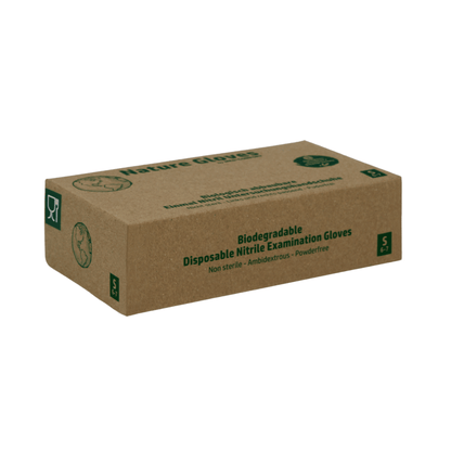 Une boîte rectangulaire marron avec l'inscription « AMPri Nature Gloves Gants en nitrile biodégradables, sans poudre » contient des gants jetables en nitrile biodégradables. La boîte est ornée de texte vert, de symboles et d'un logo de la société commerciale AMPri Handelsgesellschaft mbH. Il est indiqué que les gants sont non stériles, ambidextres et sans poudre, avec la taille « Small ».