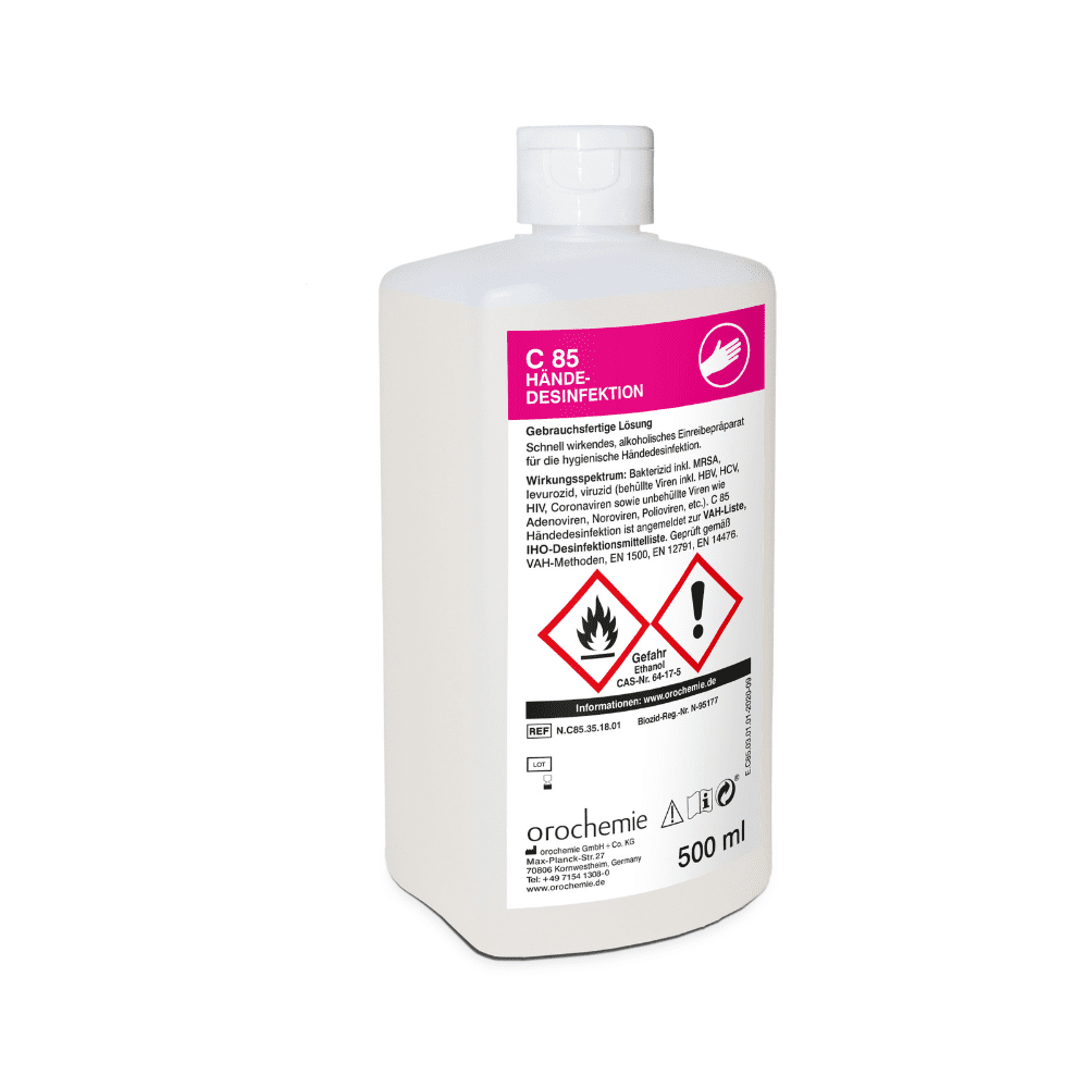 Eine weiße 500-ml-Kunststoffflasche mit der Aufschrift "Orochemie C 85 Händedesinfektion" der Firma orochemie GmbH + Co KG trägt auf dem Frontetikett und der geschlossenen Kappe eine deutsche Gebrauchsanweisung, Gefahrensymbole und Sicherheitshinweise, die darauf hinweisen, dass es sich um ein Mittel zur hygienischen Händedesinfektion handelt.