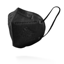 Die SolidSafety Filtrierende Halbmaske FFP2 NR der AMPri Handelsgesellschaft mbH in schwarz steht vor einem schlichten weißen Hintergrund und ist mit Ohrschlaufen und sichtbaren Randnähten versehen.