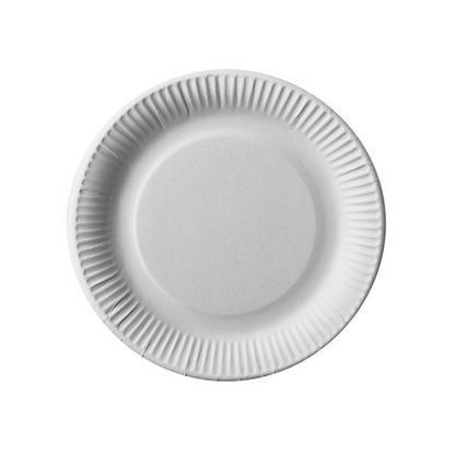 L'assiette en carton ronde "pure" Ø 23 cm en blanc de PAPSTAR GmbH, avec certification FSC® pour la durabilité, a un centre lisse avec un bord extérieur texturé et ondulé. Cette assiette en carton jetable ronde se présente sur un fond blanc simple et offre un design écologique idéal pour les réunions.