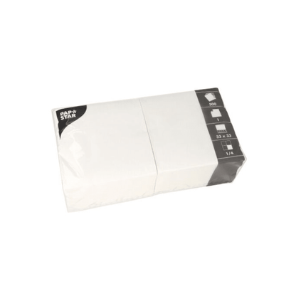 Un paquet de serviettes PAPSTAR, idéal pour les applications gastronomiques, est emballé dans un film plastique transparent. L'étiquette latérale indique qu'elles sont pliées en 1/4 et mesurent 33 x 33 cm. Au total, 500 serviettes sont fournies par PAPSTAR GmbH.