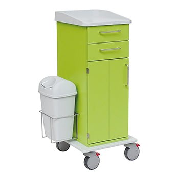 Le chariot de soin et de travail Novocal a un design vert, deux tiroirs, une armoire, une plaque en plastique pleine, une poubelle blanche, quatre roues (dont deux avec des verrous rouges) et des poignées en métal pour un transport facile des matériaux.