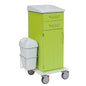 Le chariot de soin et de travail Novocal a un design vert, deux tiroirs, une armoire, une plaque en plastique pleine, une poubelle blanche, quatre roues (dont deux avec des verrous rouges) et des poignées en métal pour un transport facile des matériaux.