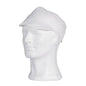 Une casquette AMPri PP blanche avec visière (taille M, boîte de 100 pièces) est montrée sur la tête d'un mannequin, idéale comme casquette de protection hygiénique dans le traitement des aliments. La casquette a une courte visière arrondie et est illustrée sur un fond blanc.