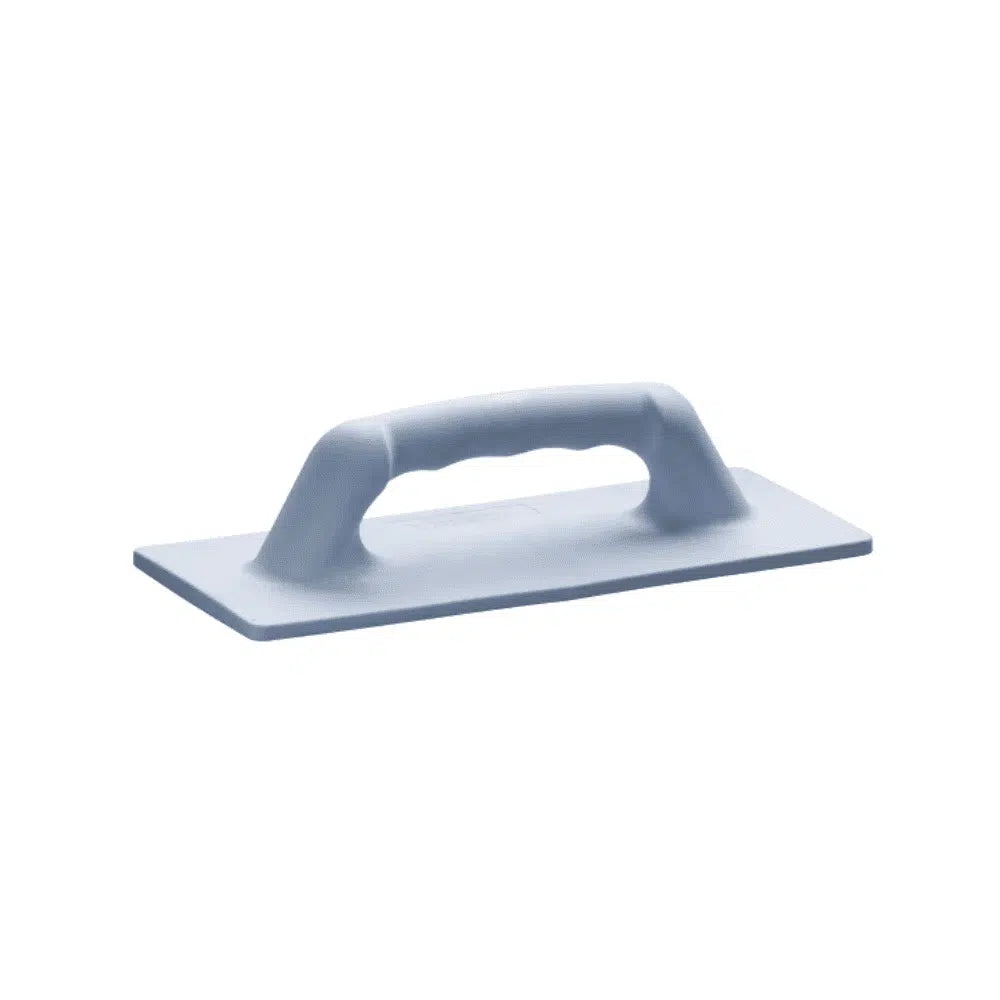 Le support de tampon Vileda - Padboy et Padmaster de Vileda GmbH est un outil de frottement gris avec une base rectangulaire plate et une poignée arrondie sur le dessus, parfait pour lisser les surfaces lors des travaux de construction et de finition. Son isolation sur un fond blanc uni souligne sa fonction en tant qu'équipement de nettoyage.