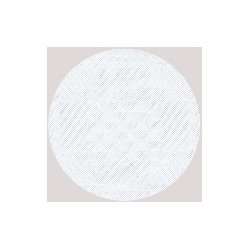 Cette décoration de table raffinée de PAPSTAR GmbH présente un design géométrique circulaire avec un motif blanc sur fond gris clair. Elle comporte des lignes complexes et entrelacées formant des losanges au centre, et des motifs en chevrons sur les bords, reflétant le style classique de la nappe en papier damassé PAPSTAR 25 m x 1.
