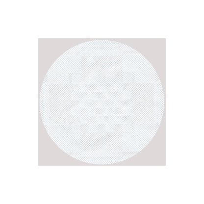 Cette décoration de table raffinée de PAPSTAR GmbH présente un design géométrique circulaire avec un motif blanc sur fond gris clair. Elle comporte des lignes complexes et entrelacées formant des losanges au centre, et des motifs en chevrons sur les bords, reflétant le style classique de la nappe en papier damassé PAPSTAR 25 m x 1.