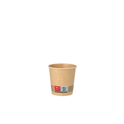 Un petit gobelet en carton brun simple de PAPSTAR GmbH, appelé PAPSTAR Gobelet en carton 0,1 l Ø 6 cm brun, est certifié FSC® et biodégradable. Il est muni d'un symbole d'avertissement et d'un signe de recyclage sur le côté. Le gobelet vide est centré sur un fond blanc éclatant.