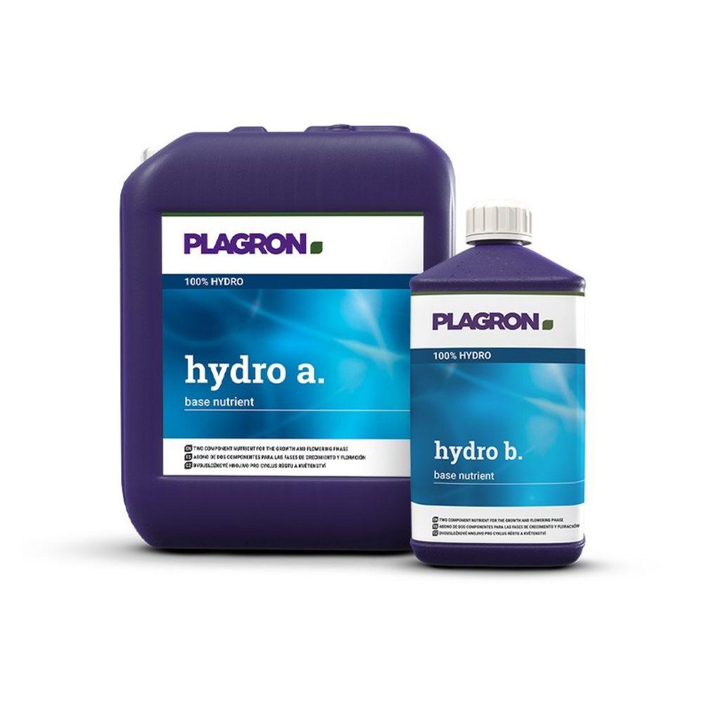 Sont représentés deux récipients avec l'engrais bicomposant Plagron Hydro A + B de Bertels B.V. pour la phase de floraison : un plus grand « Hydro A » et un plus petit « Hydro B », tous deux avec des étiquettes bleu-blanc et des informations sur l'absorption des nutriments.