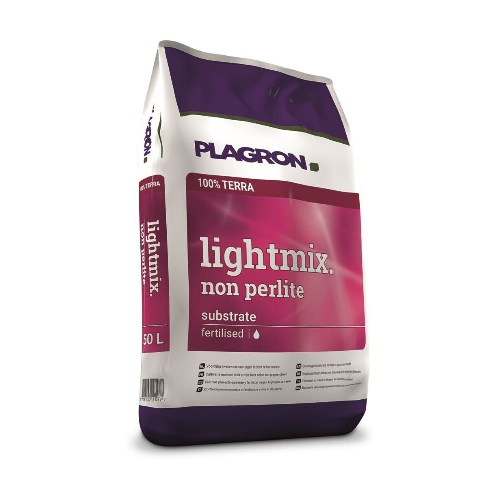 Le Plagron Lightmix 50L – Sans perlite pour terre pure de Bertels B.V. est un substrat de terrasse de 50 litres dans un sac violet et blanc avec une zone rouge qui met en évidence le nom et offre des options de fertilisation individuelles ainsi que des valeurs optimales d'air et d'oxygène.