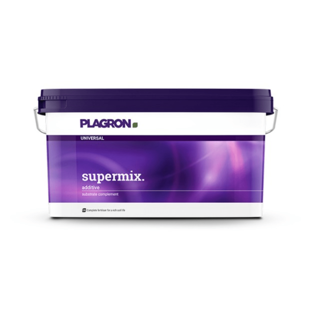 Un conteneur rectangulaire avec Plagron Supermix – engrais naturel de Bertels B.V. avec une étiquette violette et blanche portant les mentions « Universel » et « Complément de substrat » améliore la qualité du sol pour une croissance optimale des plantes et dispose d'une poignée pratique pour une manipulation facile.