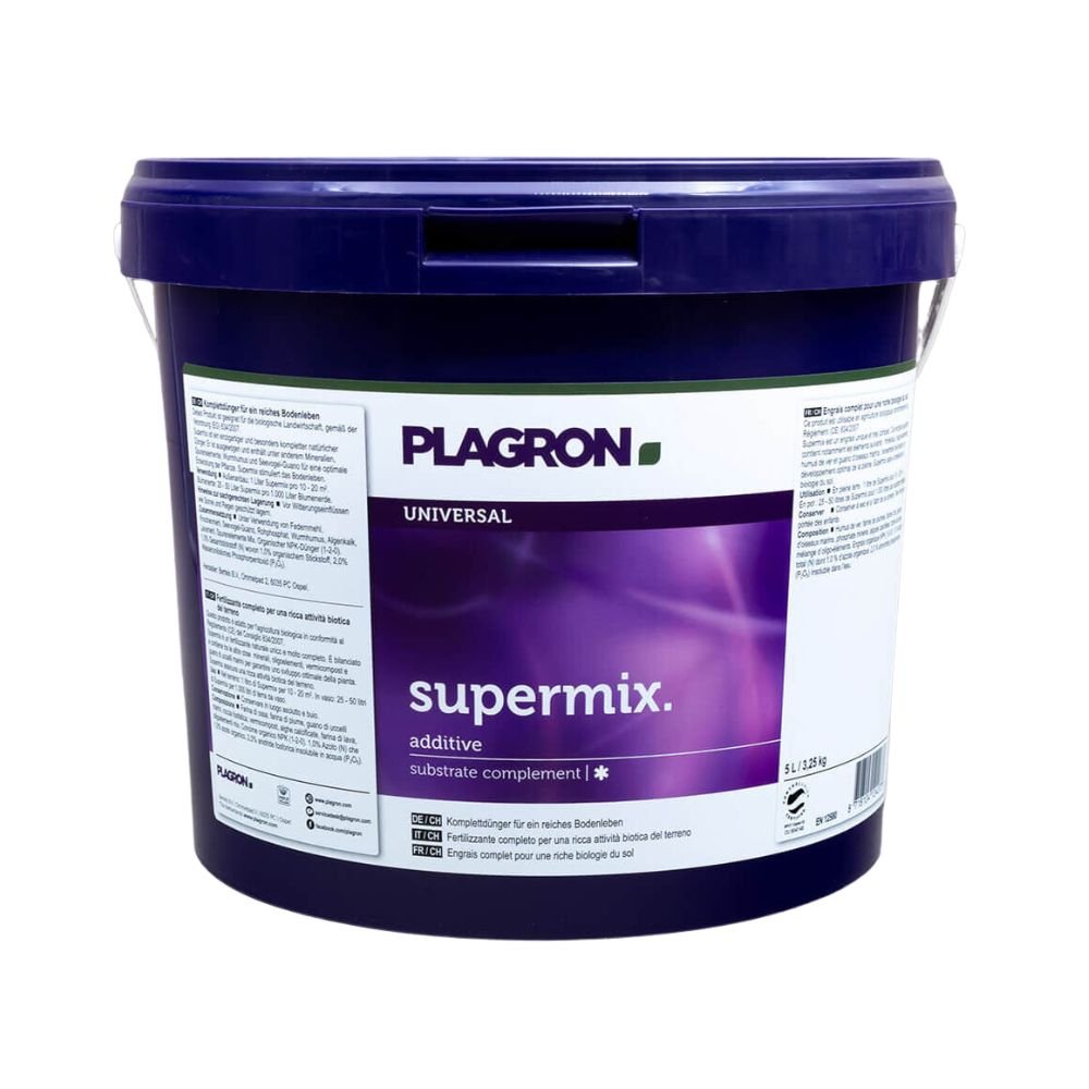 Un seau en plastique violet avec l'inscription « Plagron Supermix - engrais naturel » est conçu pour une croissance optimale des plantes. À l'avant se trouve le logo de Bertels B.V. avec les mentions « Additif » et « Complément de substrat », et divers détails sont imprimés sur l'étiquette. Le seau est doté d'un couvercle sécurisé.