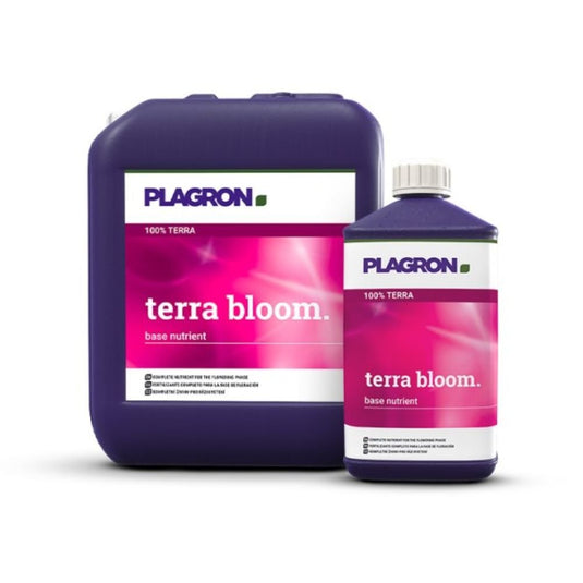 Deux pots contenant du Plagron Terra Bloom de Bertels B.V. sont posés devant un fond blanc. Le plus grand, de couleur violet foncé, est muni d'une étiquette rose et blanche qui reprend le motif de celui, plus petit, et qui est idéal pour favoriser une floraison abondante dans votre jardin.