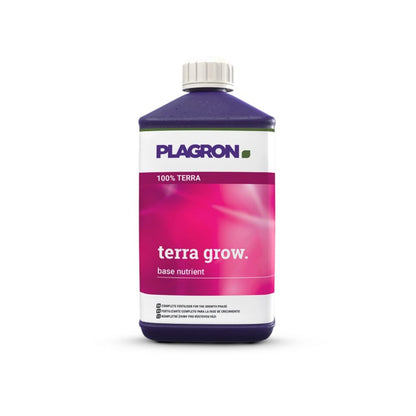 Une bouteille de nutriment de base Plagron Terra Grow de Bertels B.V. est exposée. Elle a un bouchon violet et une étiquette rose avec du texte blanc et vert, censée promouvoir une croissance plus rapide des plantes pendant la phase de croissance.