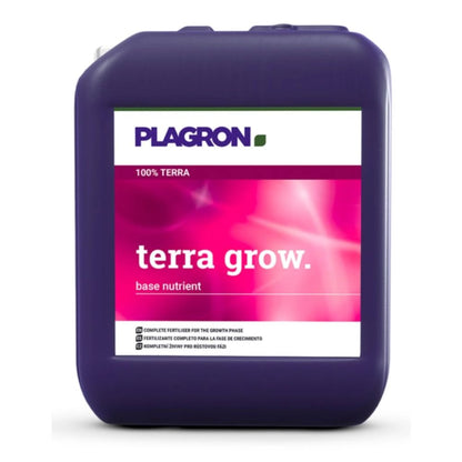 Un conteneur violet portant l'inscription « Plagron Terra Grow » de Bertels B.V. présente un design rose et blanc. Il s'agit d'un engrais complet à base minérale qui favorise une croissance rapide des plantes pendant la phase de croissance, avec du texte multilingue.