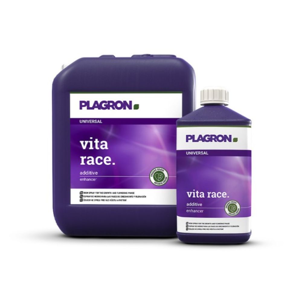 Deux récipients de Plagron Vita Race de Bertels B.V. pour stimuler la croissance des feuilles comprennent un pichet cubique violet foncé et une plus petite bouteille avec un bouchon blanc. Les deux ont des étiquettes violettes avec des accents verts - parfaits pour la phase de croissance.