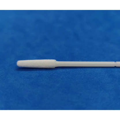 Eine Nahaufnahme eines einzelnen weißen Pluslife Kontrolltupfers zur Erkennung von HPV und STI (Auslaufartikel, 1 Stück) mit einem Kunststoffgriff auf blauem, strukturiertem Hintergrund.