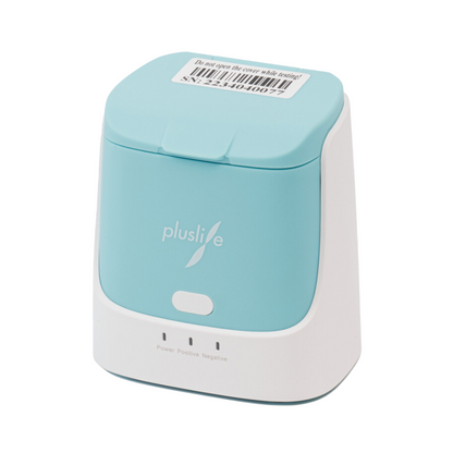 Le dispositif de test d'acide nucléique intégré Pluslife (version vétérinaire) est compact et turquoise clair avec un couvercle blanc et le logo "PlusLife". Il dispose de trois voyants de contrôle (alimentation, positif, négatif) et d'une étiquette code-barres sur le dessus. L'emballage contient 1 pièce.