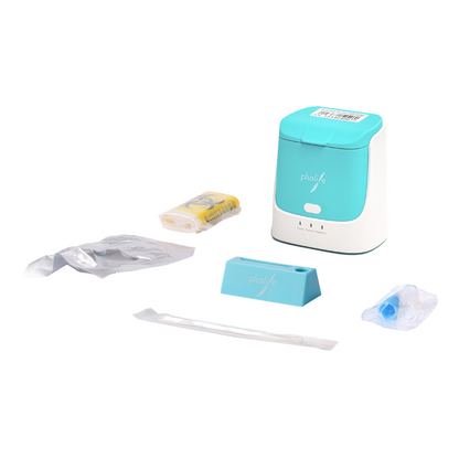 Au centre, on peut voir un dispositif de test d'acide nucléique intégré Pluslife (version vétérinaire) en turquoise et blanc avec ses composants : un sachet scellé, un petit paquet jaune, une tige en plastique, un objet bleu et un article rectangulaire turquoise - idéal pour les applications vétérinaires.