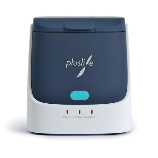 Das Pluslife Mini Dock PoC-NAT-Testgerät ist ein kompaktes, dunkelgraues und weißes elektronisches Gerät mit dem „pluslife“-Logo. Es liefert mit seiner blauen Taste und den drei Kontrollleuchten mit den Bezeichnungen „Power“, „Positiv“ und „Negativ“ laborgenaue Testergebnisse für präzise Point-of-Care-Tests.