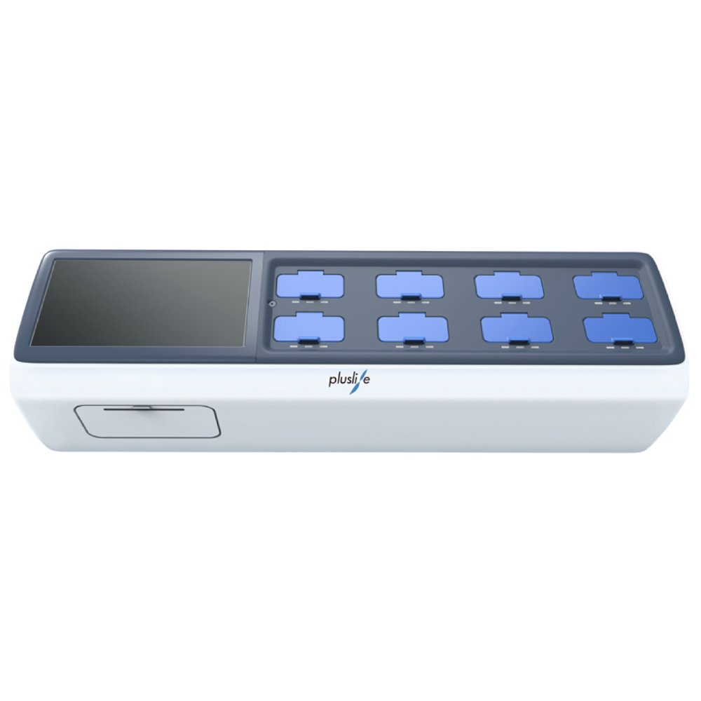Le dispositif de test PoC-NAT Pluslife Pro 8 Dock PCR dispose d'une station de charge rectangulaire avec un écran sur le côté gauche et huit emplacements sur le côté droit. Cet appareil blanc avec des accents bleus est équipé de la technologie d'amplification isotherme et dispose d'un petit tiroir sur le côté gauche pour plus de confort.