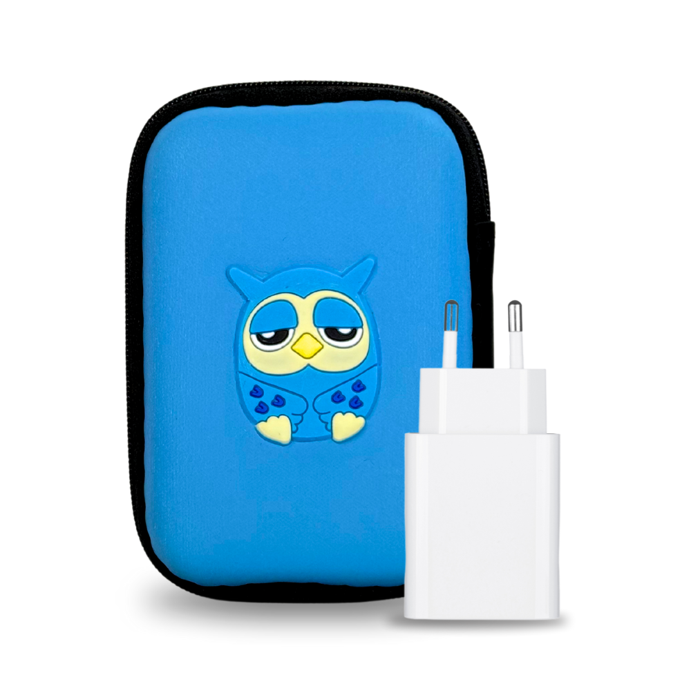 Un chargeur mural USB blanc, idéal pour recharger votre dispositif de test PoC-NAT Pluslife Mini Dock pour des résultats de laboratoire précis, se trouve à côté d'une pochette bleue avec fermeture éclair et motif de hibou.
