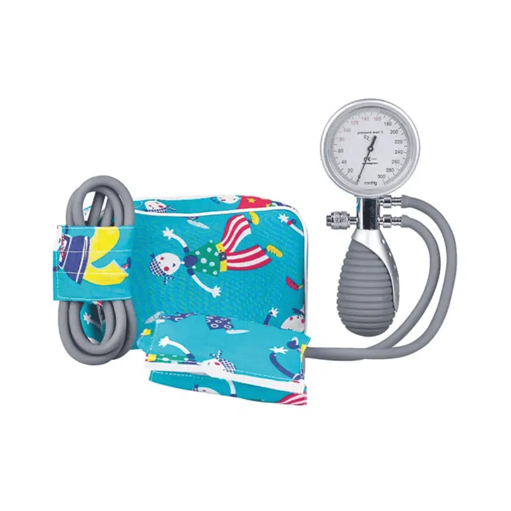 Nous présentons le manomètre à 2 tubes Pressure Man II pour enfants et nourrissons de Servoprax GmbH. Ce brassard de tensiomètre pour enfants a un design coloré avec des clowns et des ballons et est livré avec un manomètre, une poire et un tuyau gris. Il est parfait pour des mesures de pression artérielle ludiques mais précises chez les enfants.