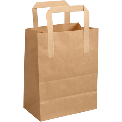 Le sac en papier avec poignée, marron de Abena Re-Seller GmbH, se tient debout sur un fond blanc. Le sac recyclable et respectueux de l'environnement est vide et a des côtés soigneusement pliés.