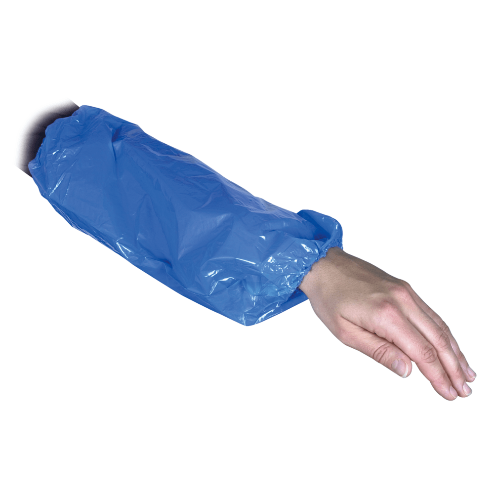 Un bras portant une manchette, 40 cm, 30 my PE, bleu de Abena Re-Seller GmbH avec élastique au poignet et au haut du bras, représenté isolé sur fond blanc. Emballage : 100 pièces.