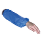 Un bras portant une manchette, 40 cm, 30 my PE, bleu de Abena Re-Seller GmbH avec élastique au poignet et au haut du bras, représenté isolé sur fond blanc. Emballage : 100 pièces.