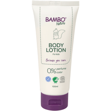 Un tube blanc de 100 ml de lotion corporelle Bambo Nature de Abena Re-Seller GmbH, sans colorant ni parfum, avec un bouchon violet, une illustration d'écureuil et des étiquettes hypoallergéniques - parfait pour les peaux sensibles ; paquet de 6 pièces.